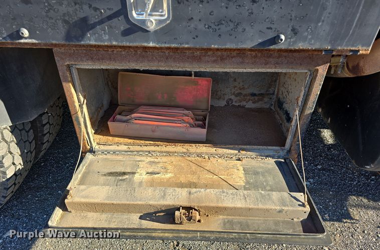 image for item LW9983 1999 International 4900 dump truck