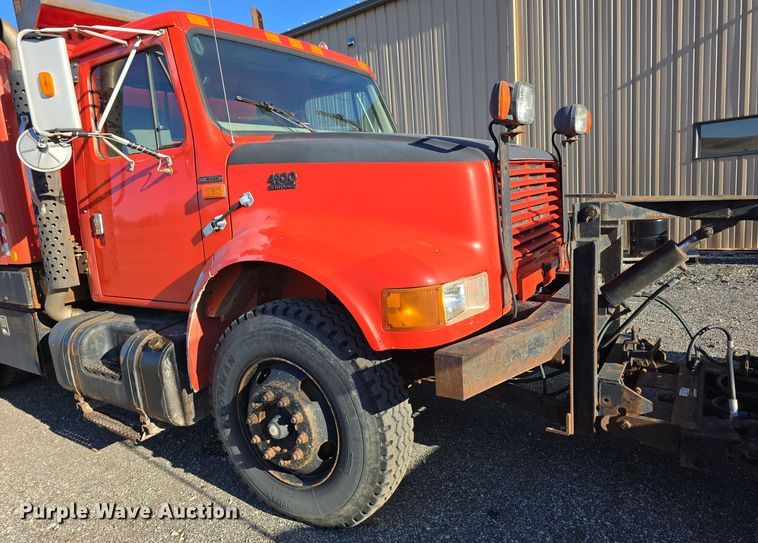 image for item LW9983 1999 International 4900 dump truck