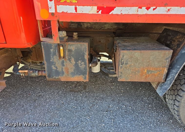 image for item LW9983 1999 International 4900 dump truck