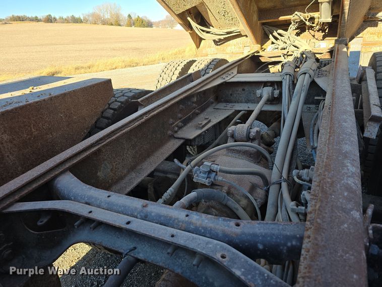 image for item LW9983 1999 International 4900 dump truck