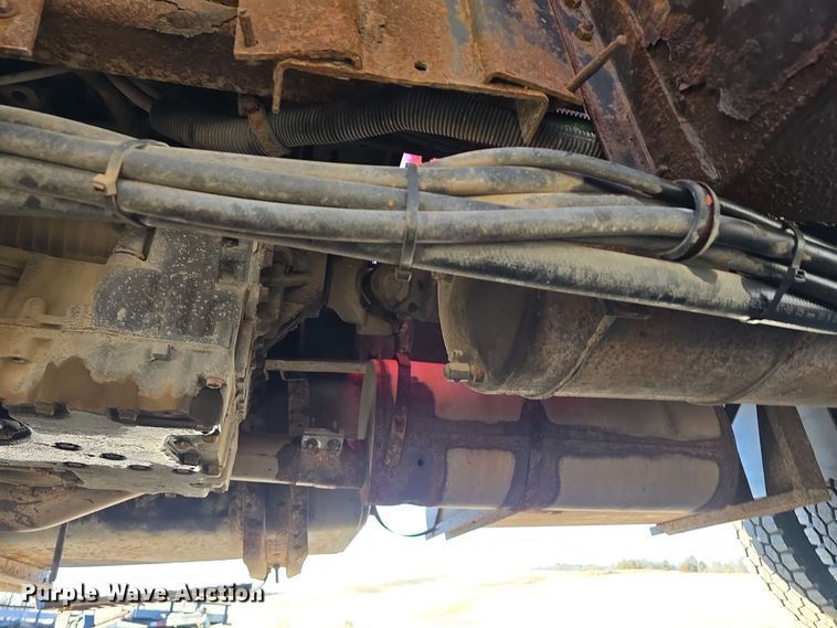 image for item LW9983 1999 International 4900 dump truck