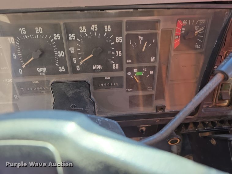 image for item LW9983 1999 International 4900 dump truck