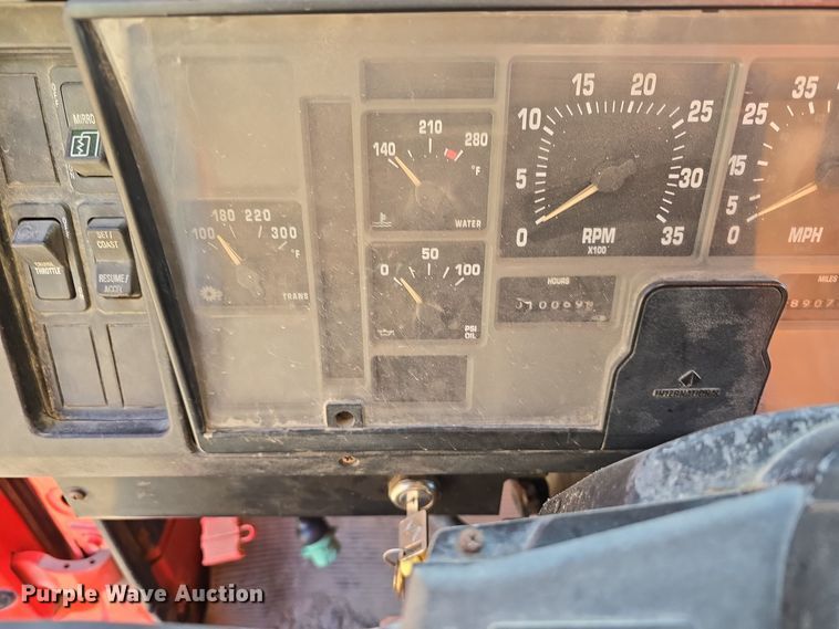 image for item LW9983 1999 International 4900 dump truck