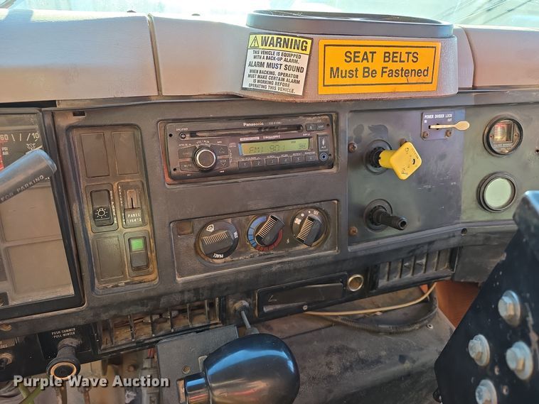 image for item LW9983 1999 International 4900 dump truck