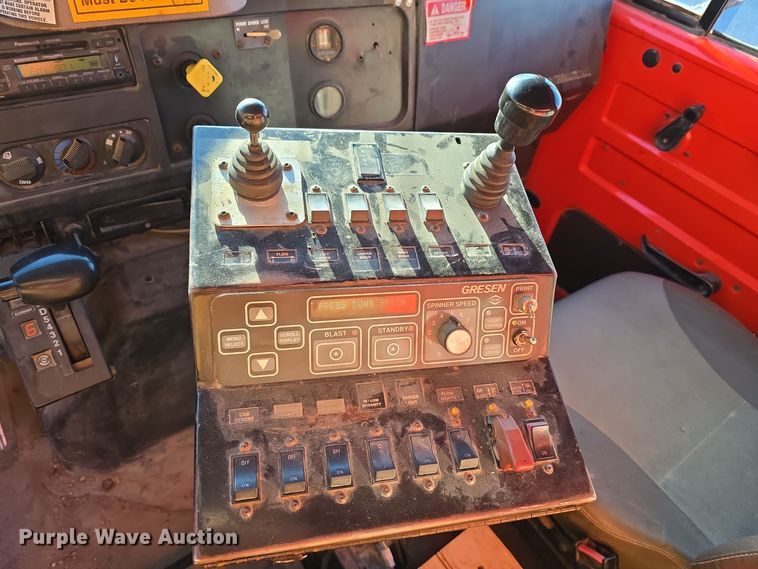 image for item LW9983 1999 International 4900 dump truck