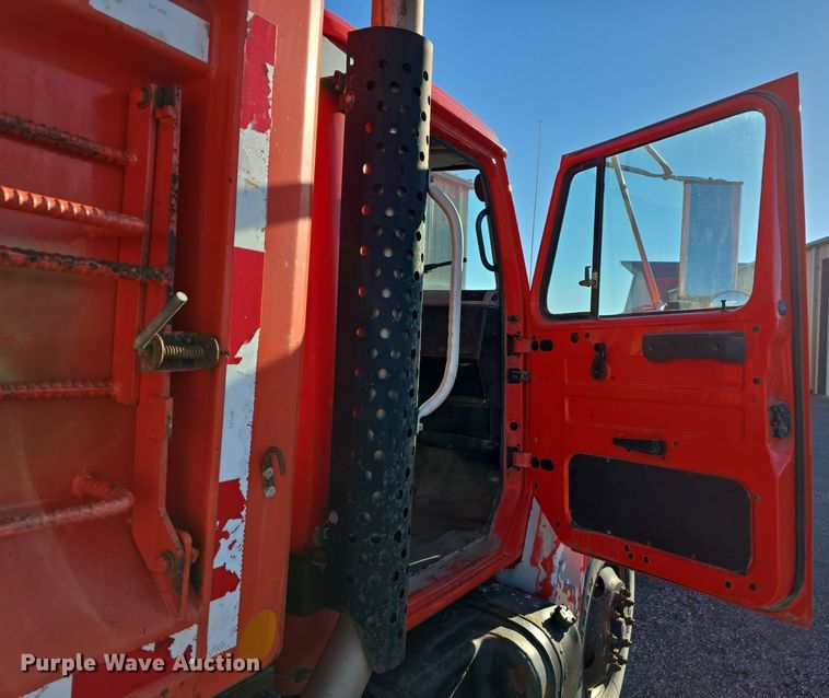 image for item LW9983 1999 International 4900 dump truck