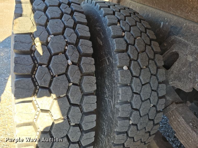 image for item LW9983 1999 International 4900 dump truck