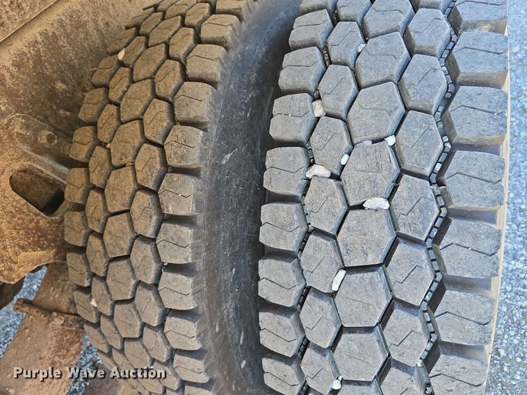 image for item LW9983 1999 International 4900 dump truck