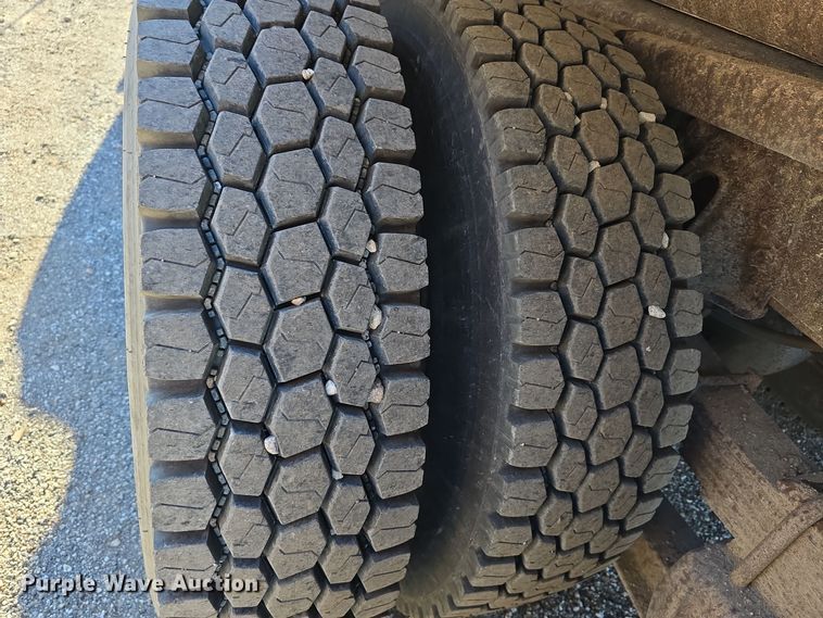 image for item LW9983 1999 International 4900 dump truck