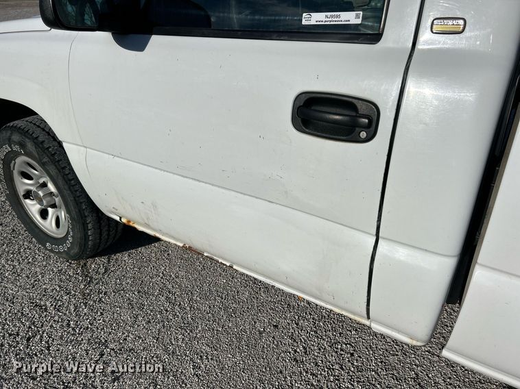 image for item NJ9595 2005 Chevrolet Silverado 1500 pickup truck