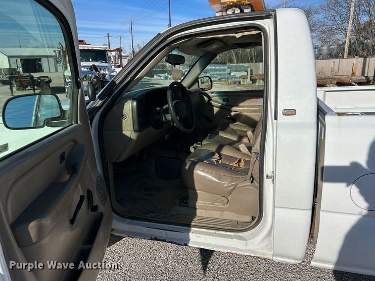 image for item NJ9595 2005 Chevrolet Silverado 1500 pickup truck