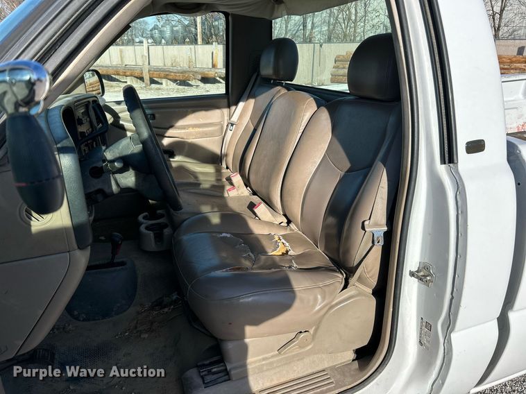 image for item NJ9595 2005 Chevrolet Silverado 1500 pickup truck