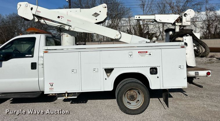 image for item NJ9597 2004 Ford F550 Super Duty XL bucket truck