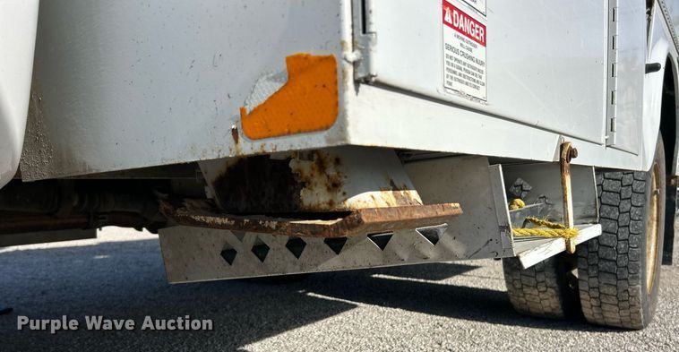 image for item NJ9597 2004 Ford F550 Super Duty XL bucket truck