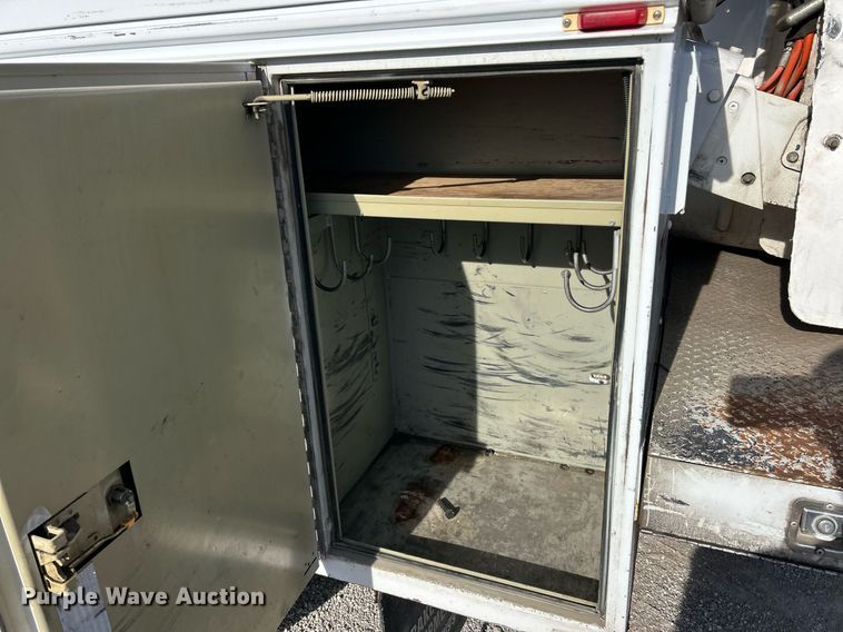 image for item NJ9597 2004 Ford F550 Super Duty XL bucket truck