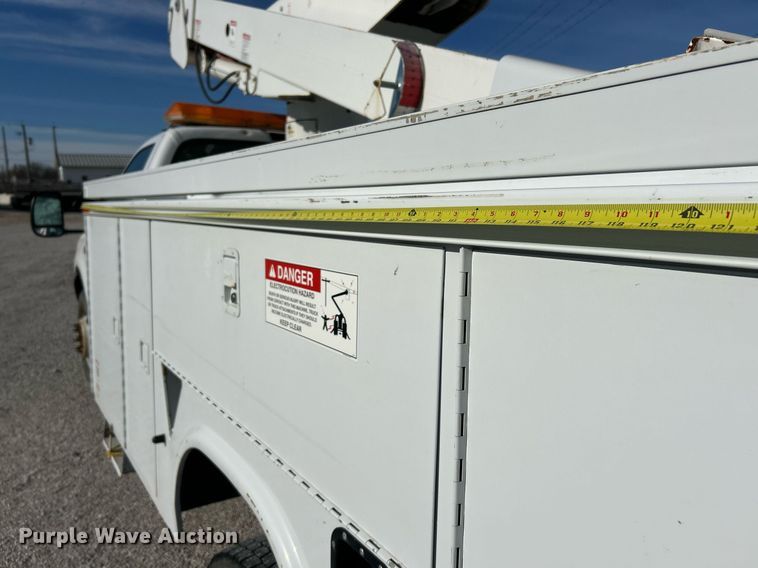 image for item NJ9597 2004 Ford F550 Super Duty XL bucket truck