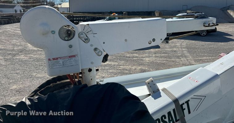 image for item NJ9597 2004 Ford F550 Super Duty XL bucket truck