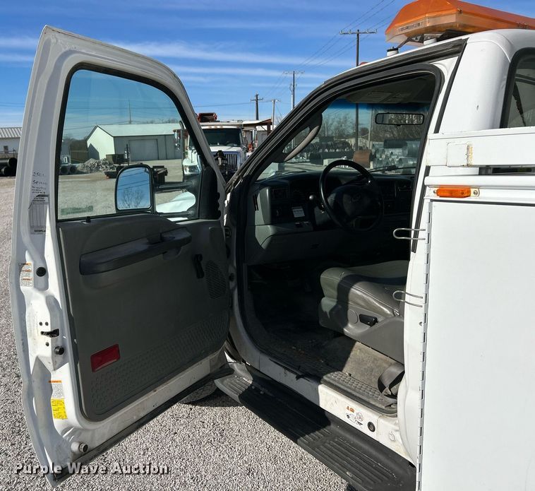 image for item NJ9597 2004 Ford F550 Super Duty XL bucket truck