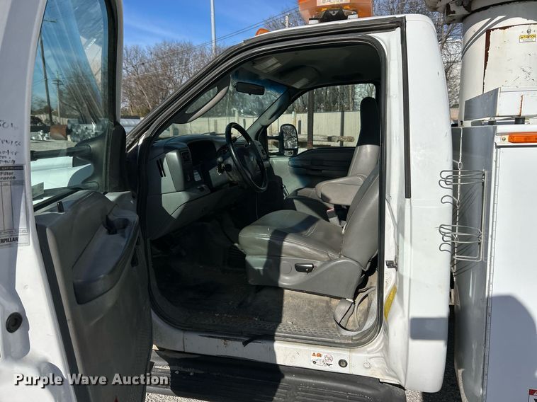 image for item NJ9597 2004 Ford F550 Super Duty XL bucket truck