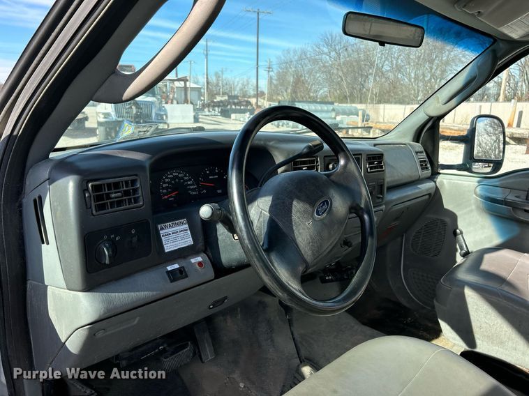 image for item NJ9597 2004 Ford F550 Super Duty XL bucket truck