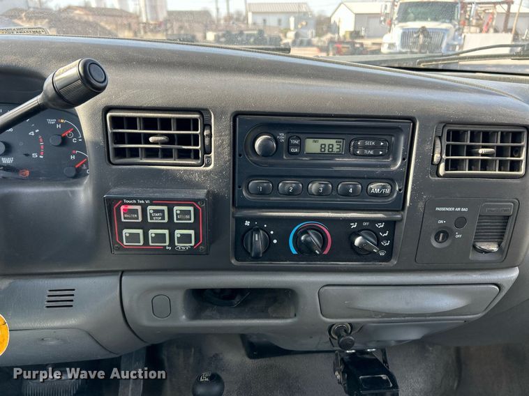 image for item NJ9597 2004 Ford F550 Super Duty XL bucket truck