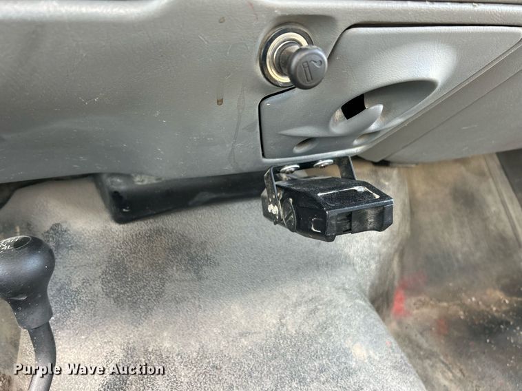 image for item NJ9597 2004 Ford F550 Super Duty XL bucket truck