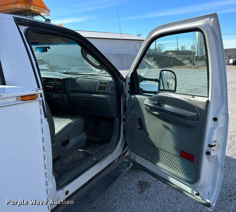 image for item NJ9597 2004 Ford F550 Super Duty XL bucket truck