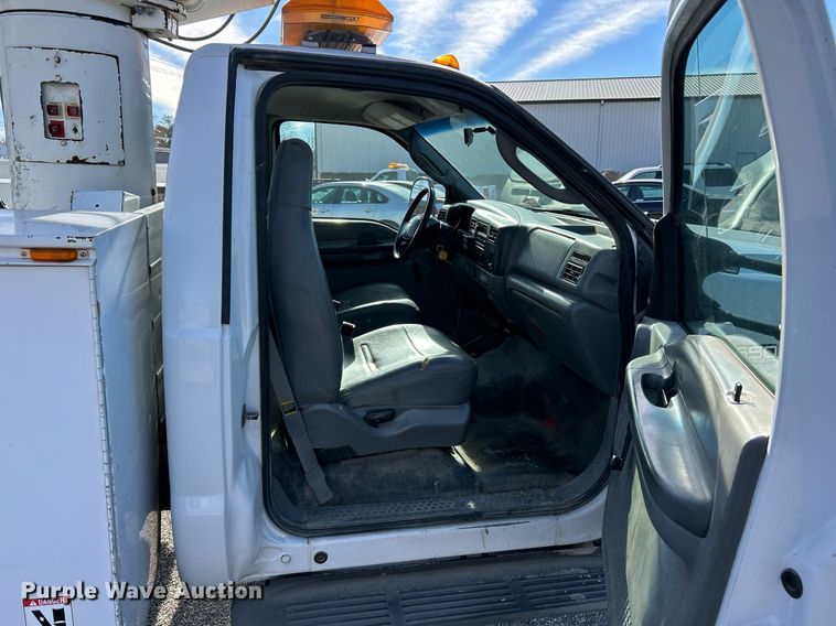 image for item NJ9597 2004 Ford F550 Super Duty XL bucket truck