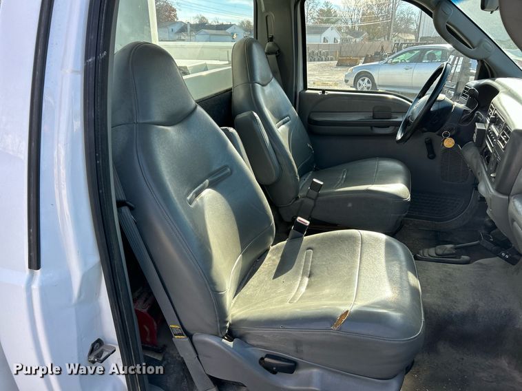 image for item NJ9597 2004 Ford F550 Super Duty XL bucket truck