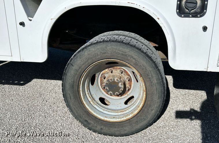 image for item NJ9597 2004 Ford F550 Super Duty XL bucket truck