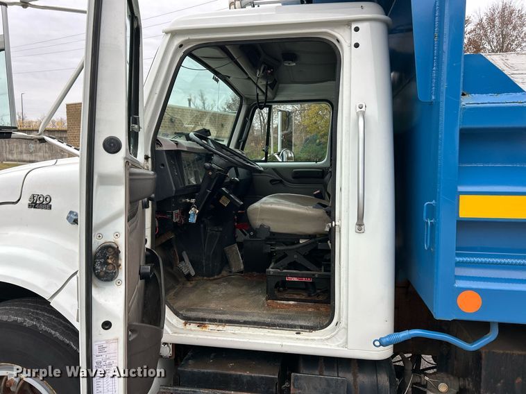 image for item NJ9609 1998 International 4700 dump truck