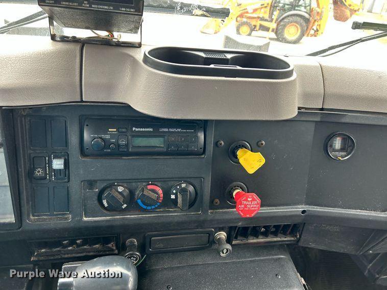 image for item NJ9609 1998 International 4700 dump truck