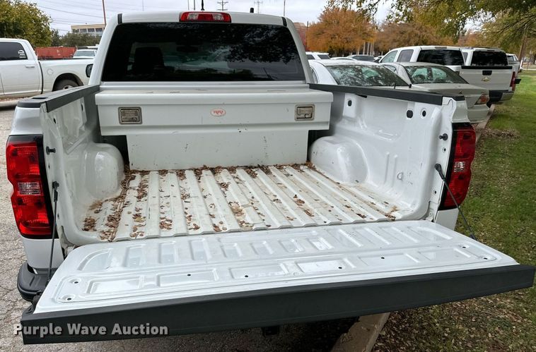 image for item NQ9103 2018 Chevrolet Silverado 1500 Crew Cab pickup truck