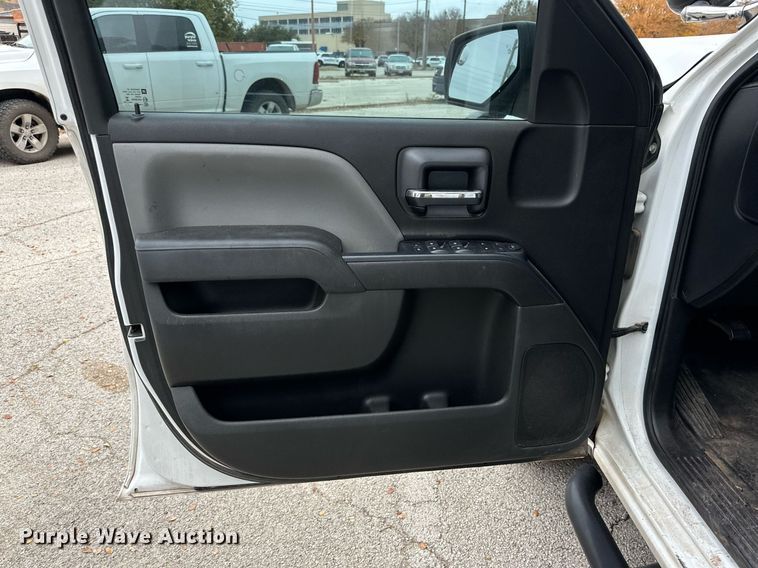 image for item NQ9103 2018 Chevrolet Silverado 1500 Crew Cab pickup truck