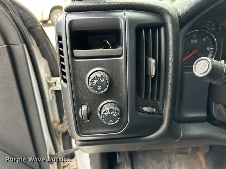 image for item NQ9103 2018 Chevrolet Silverado 1500 Crew Cab pickup truck