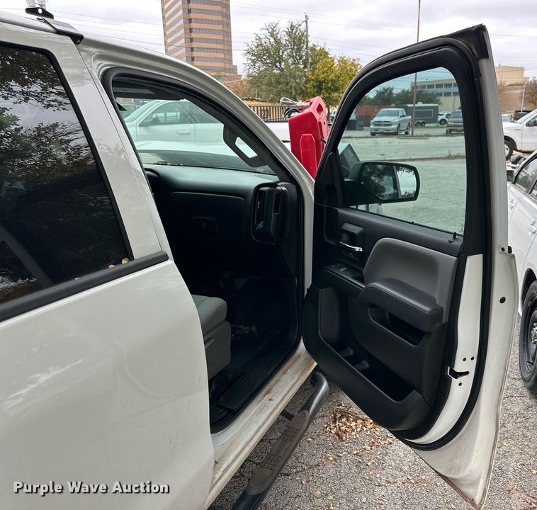 image for item NQ9103 2018 Chevrolet Silverado 1500 Crew Cab pickup truck