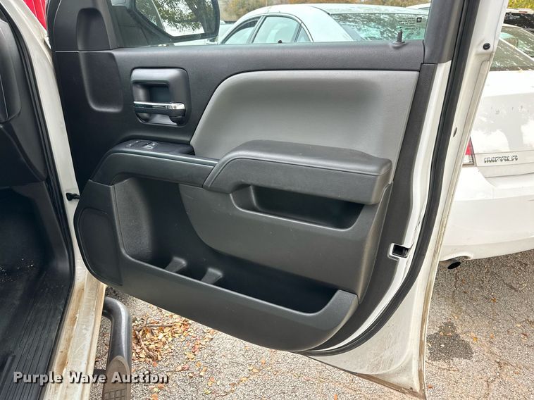 image for item NQ9103 2018 Chevrolet Silverado 1500 Crew Cab pickup truck