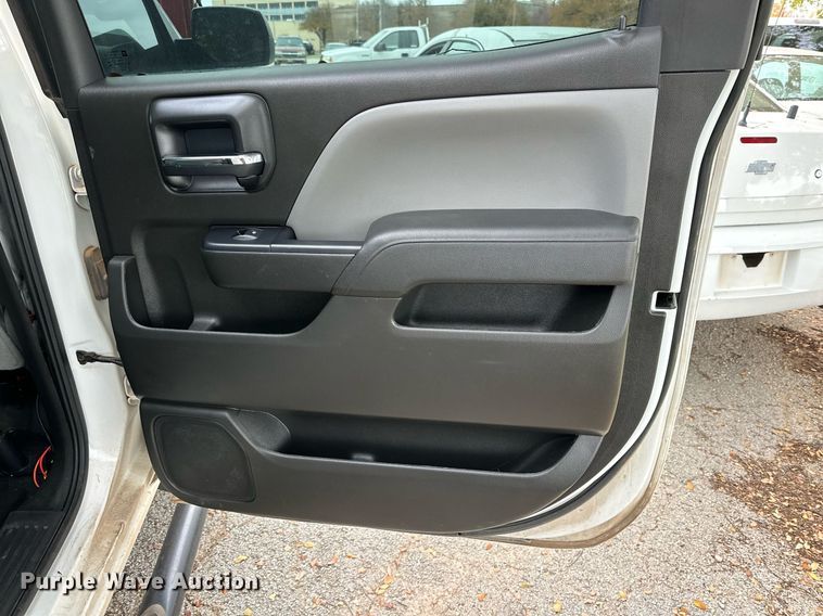 image for item NQ9103 2018 Chevrolet Silverado 1500 Crew Cab pickup truck