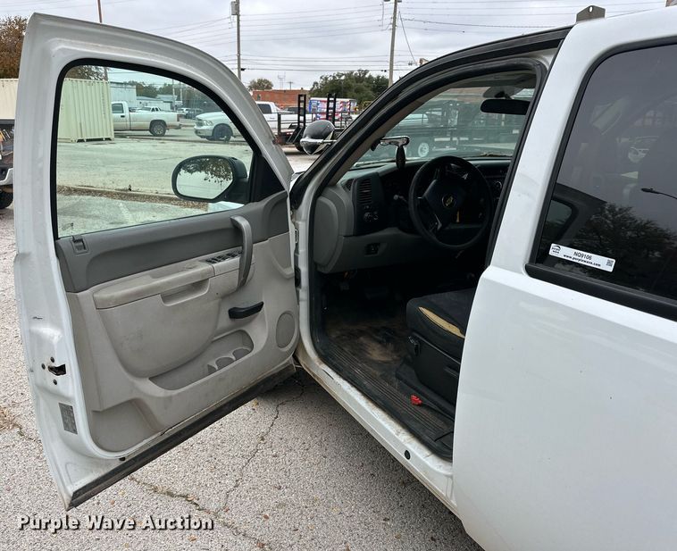 image for item NQ9106 2011 Chevrolet Silverado 1500 Crew Cab pickup truck