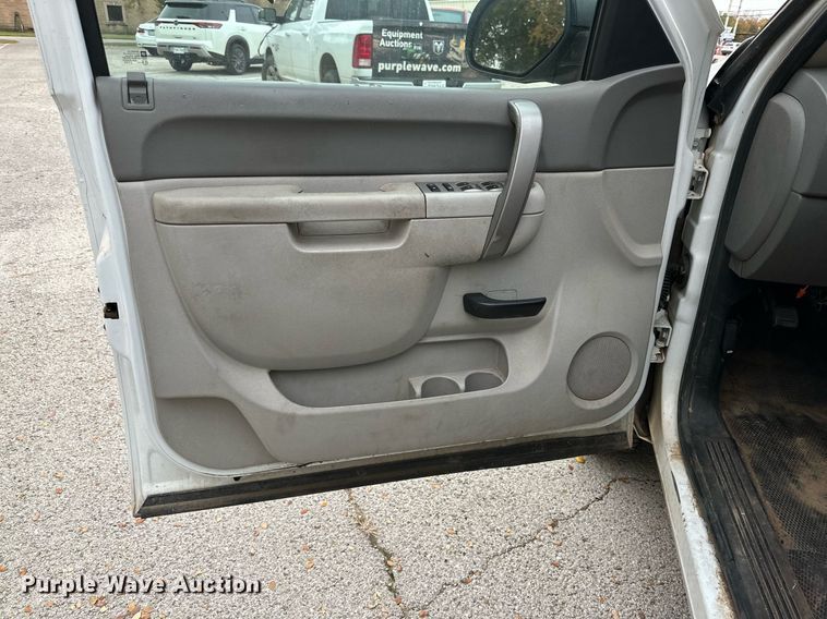 image for item NQ9106 2011 Chevrolet Silverado 1500 Crew Cab pickup truck