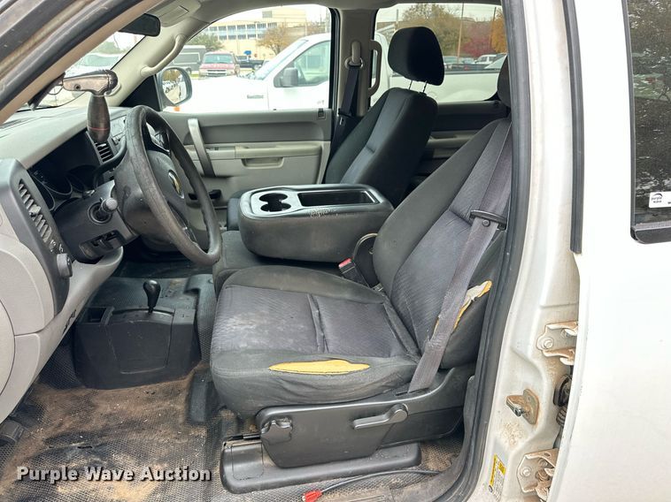 image for item NQ9106 2011 Chevrolet Silverado 1500 Crew Cab pickup truck