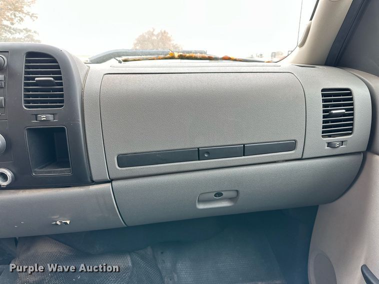 image for item NQ9106 2011 Chevrolet Silverado 1500 Crew Cab pickup truck