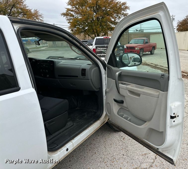 image for item NQ9106 2011 Chevrolet Silverado 1500 Crew Cab pickup truck