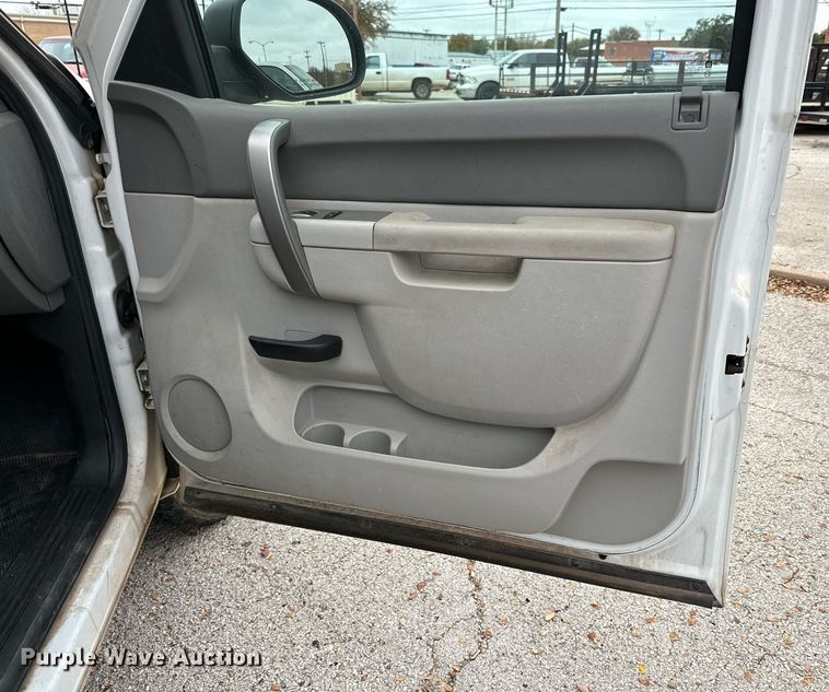 image for item NQ9106 2011 Chevrolet Silverado 1500 Crew Cab pickup truck