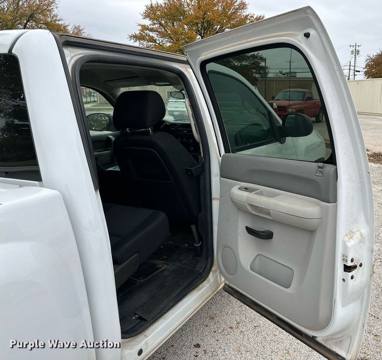 image for item NQ9106 2011 Chevrolet Silverado 1500 Crew Cab pickup truck