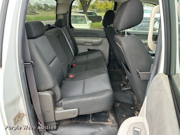 image for item NQ9106 2011 Chevrolet Silverado 1500 Crew Cab pickup truck