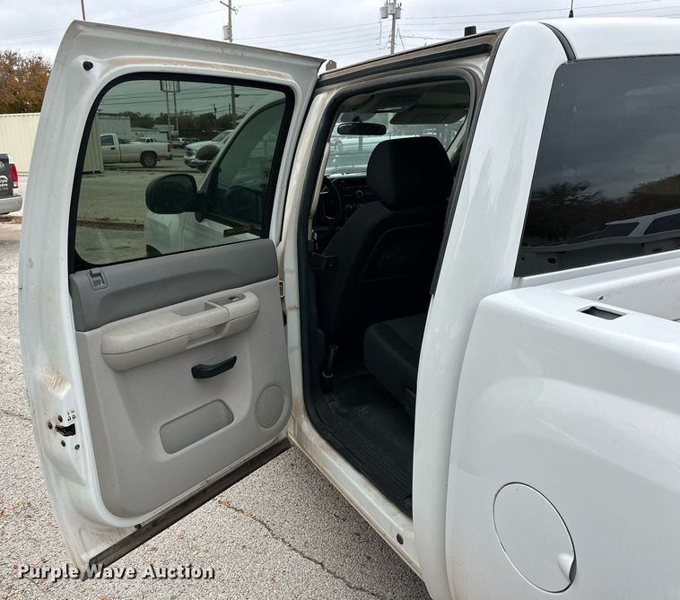 image for item NQ9106 2011 Chevrolet Silverado 1500 Crew Cab pickup truck