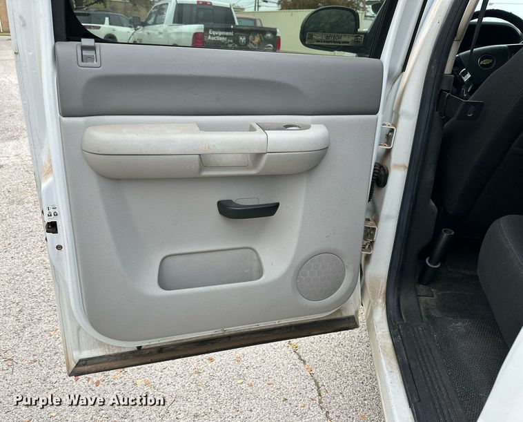 image for item NQ9106 2011 Chevrolet Silverado 1500 Crew Cab pickup truck