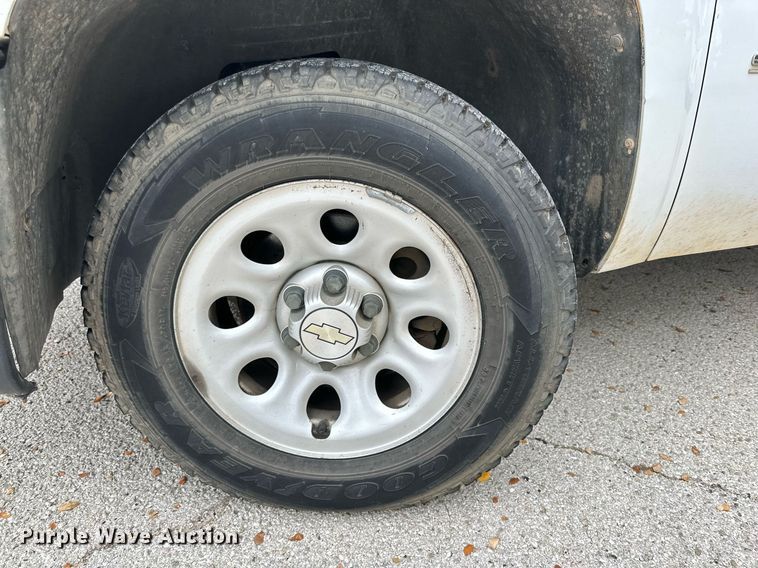 image for item NQ9106 2011 Chevrolet Silverado 1500 Crew Cab pickup truck