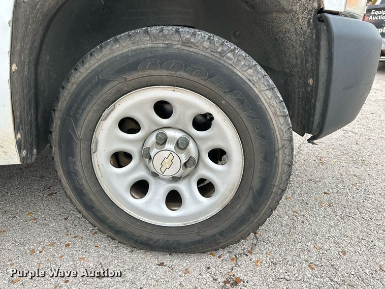 image for item NQ9106 2011 Chevrolet Silverado 1500 Crew Cab pickup truck